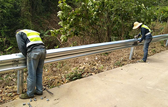 襄阳高速公路护栏的定期维护与保养