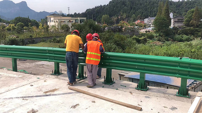 襄阳高速公路护栏板的维护确保道路安全的关键环节